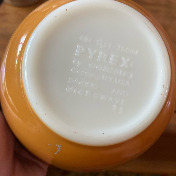 Vintage Pyrex Small Mixing Bowl - Picture 4 of 5